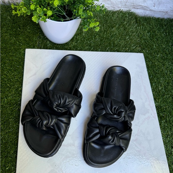 DEAR FRANCES Tye Slide, Black
Soft leather knot slide SIZE 5
US$450 new - Picture 5 of 12